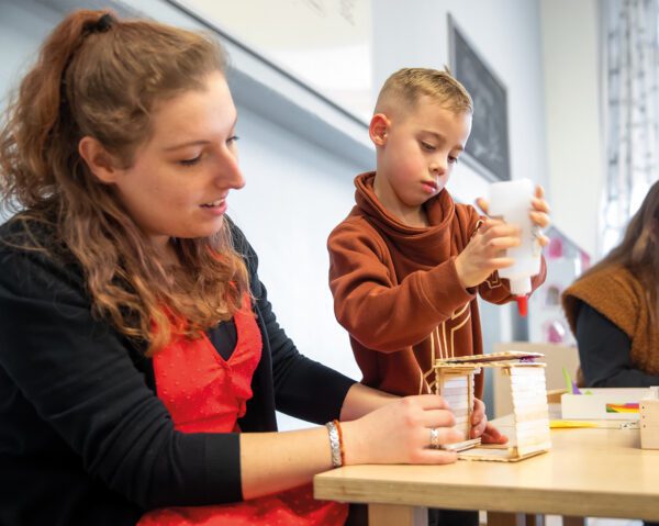 Knutselen met loose parts op de bso - Kinderopvang Wageningen