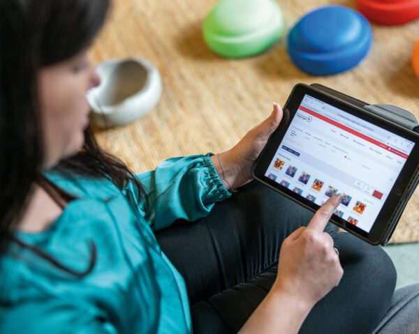 Onze pedagogisch medewerkers houden je op de hoogte via onze Ouderapp - Kinderopvang Wageningen