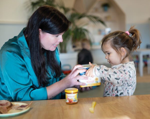 Peuter samen de tafel dekken - Kinderopvang Wageningen